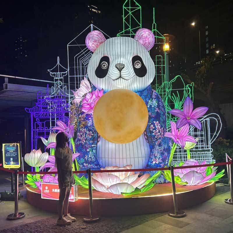 tourist-interaction-midautumn-lanterns