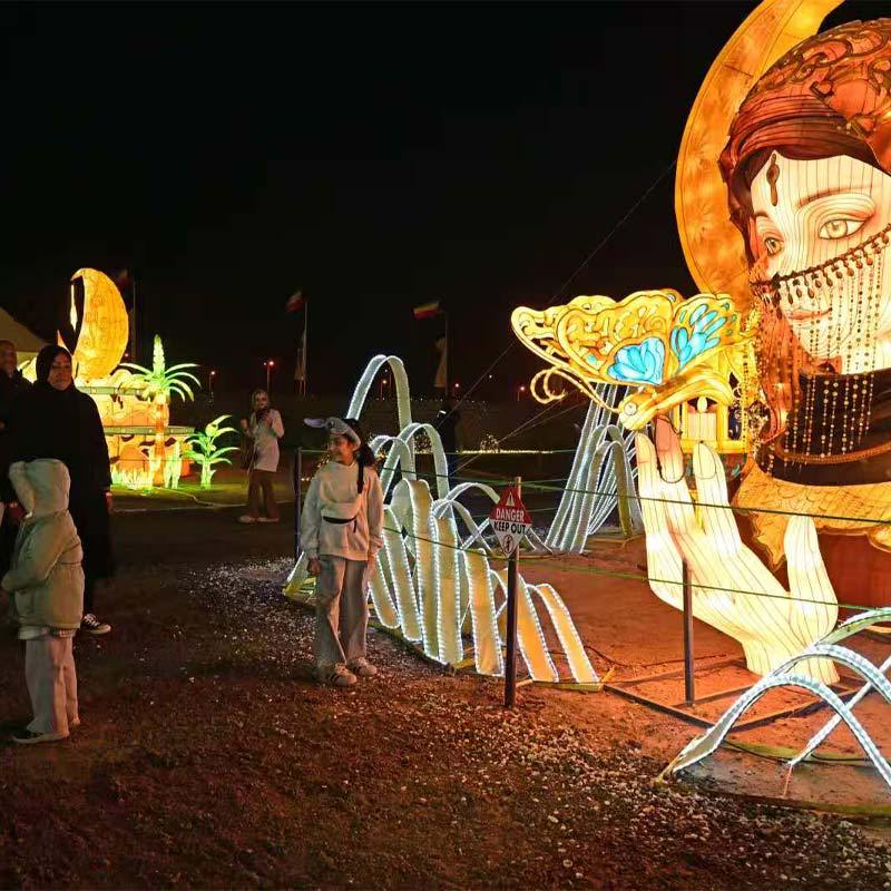 Tourist-Photo-with-Arabic-Lantern-Sculpture